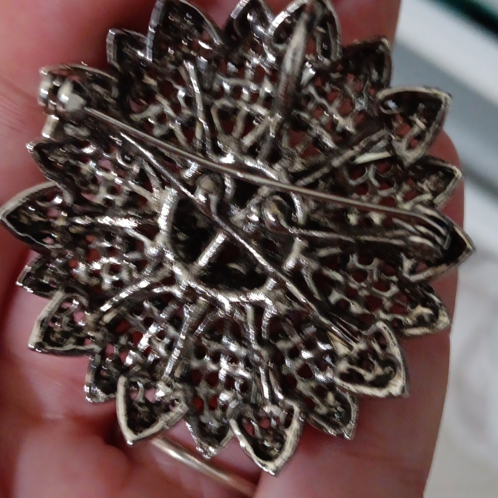 Beautiful pin - Picture 2 of 2